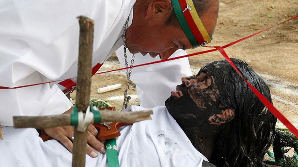 Un sacerdote colombiano exorciza a una mujer