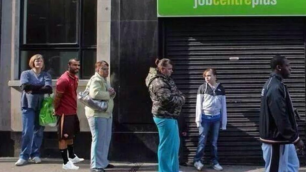 Un solitario Ashley Cole inunda las redes sociales de montajes e imitaciones