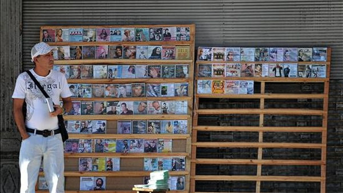Un hombre vende copias piratas de CDs y DVDs en un pequeño puesto particular en La Habana, Cuba, día en el que comienza, en cinco ministerios cubanos, el proceso de reordenamiento laboral que supondrá la supresión de unos 500.000 empleos estatales a lo largo del año. EFE