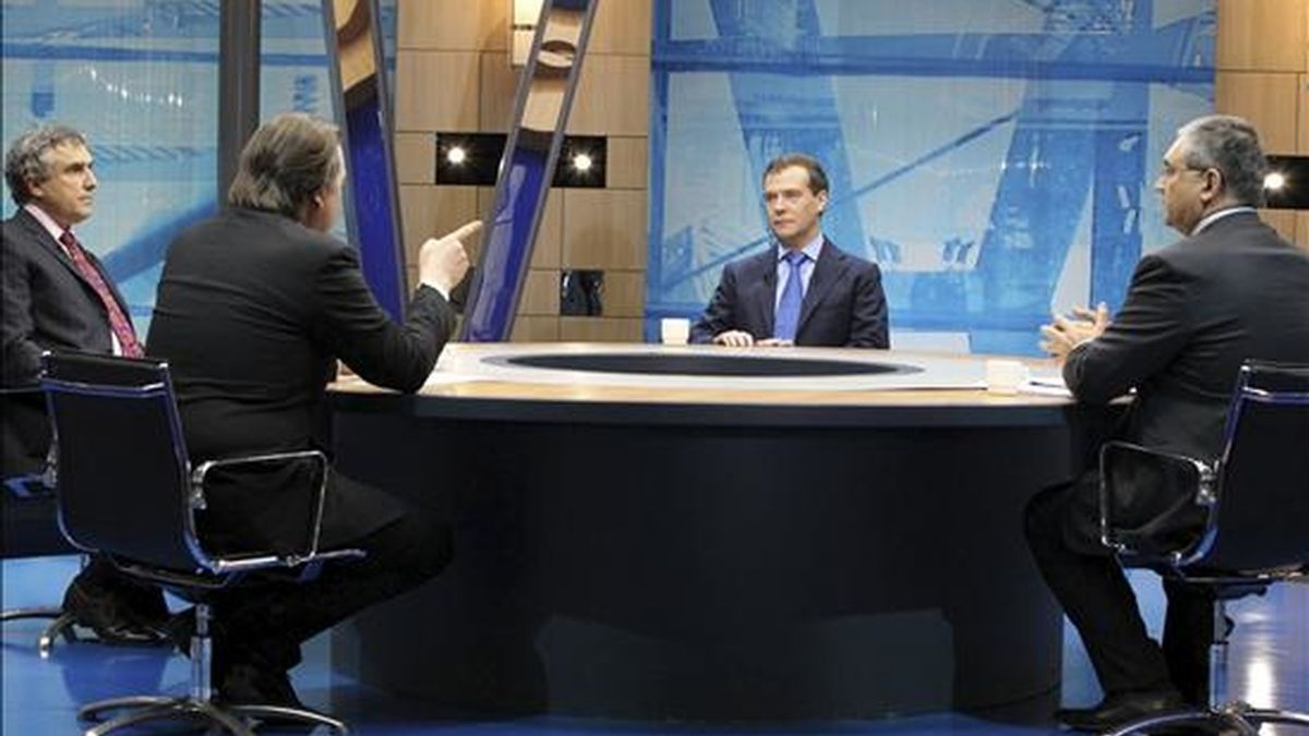 El presidente ruso, Dmitri Medvédev (c), durante la entrevista que concedió a los directores de las principales televisiones, en la que hizo un repaso al 2011, en Podolsk (Rusia) hoy. EFE