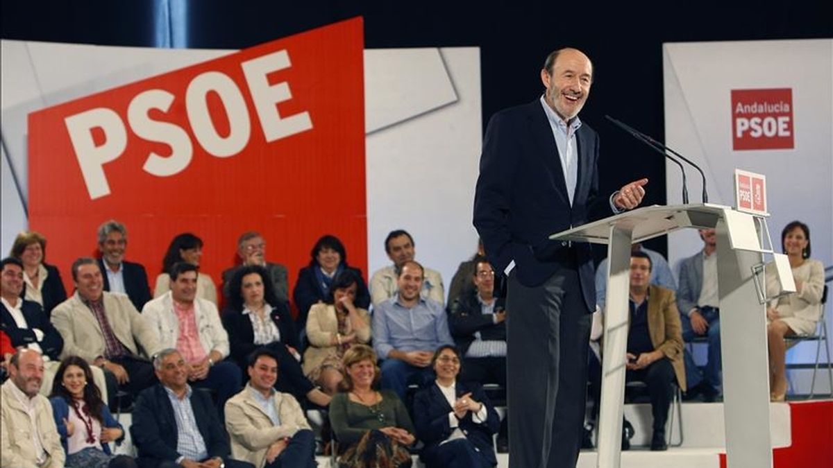 El vicepresidente primero del Gobierno, Alfredo Pérez Rubalcaba, durante su discurso en el acto político del PSOE celebrado hoy en Sevilla. EFE