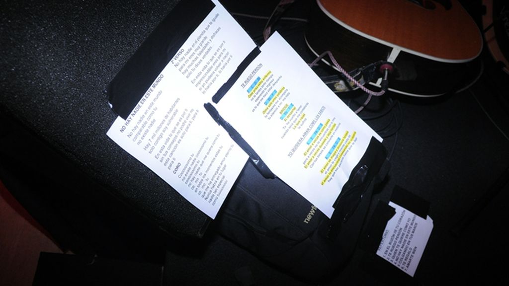 Esta foto os dará una pista del tracklist con las canciones que cantó Carlos Baute