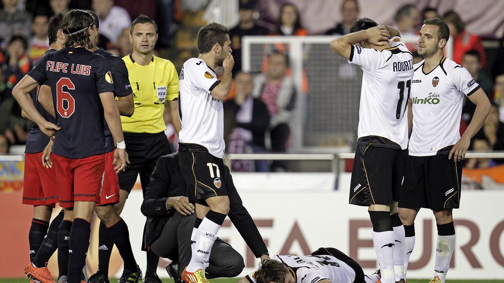 Canales se tuerce la rodilla durante la semifinal de la Europa League Canales se tuerce la rodilla durante la semifinal de la Europa League