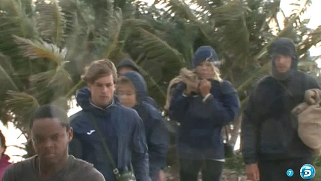 Una barca evacúa a los concursantes de Cayo Paloma