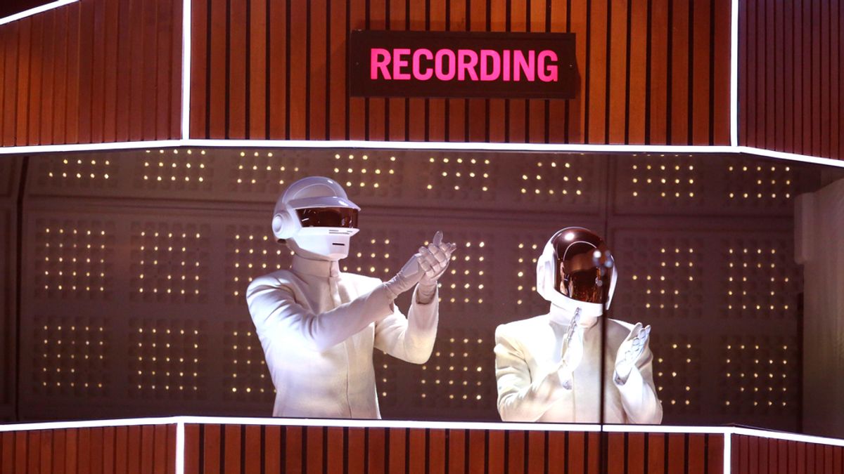 Daft Punk actuando durante los premios Grammy