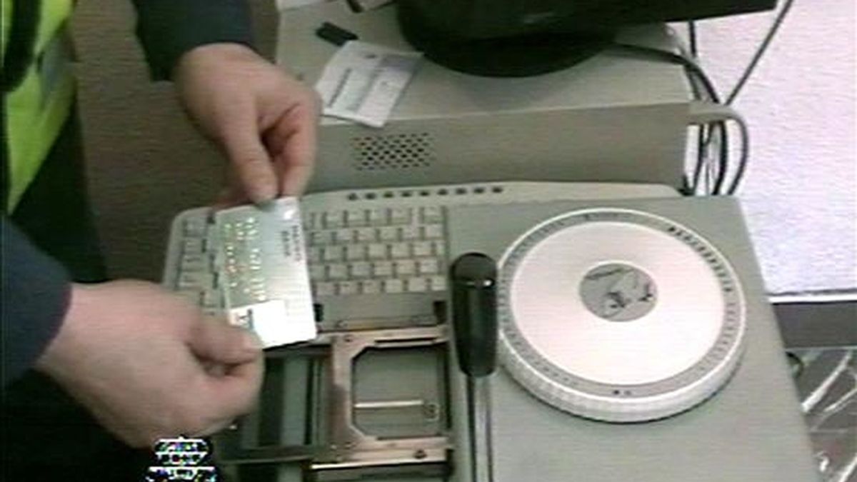 Un duplicador de tarjetas de crédito incautado por la Policía española durante la desarticulación de una  red de delincuencia organizada. EFE/Archivo