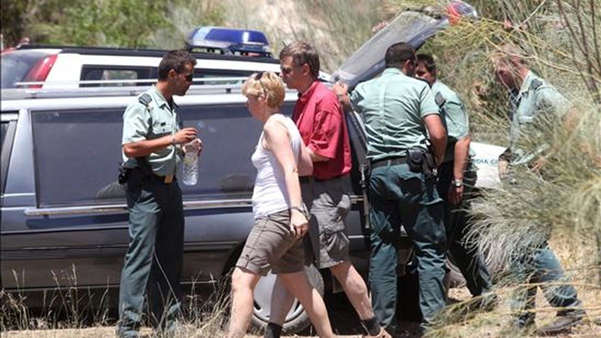 Agentes de la Guardia Civil junto a un coche funerario en la zona conocida como Monte Castillo en Espiel (Córdoba), donde fue hallado el cadáver del niño de 5 años. EFE/Archivo