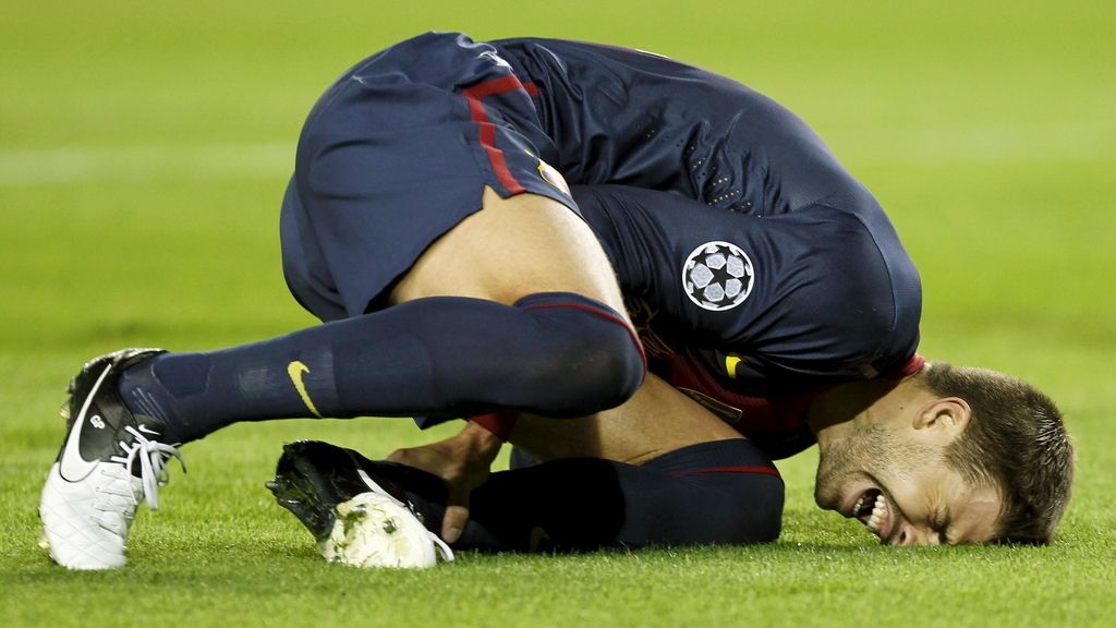 El defensa del Barcelona Gerard Piqué se duele en el suelo tras lesionarse durante el encuentro de Liga de Campeones