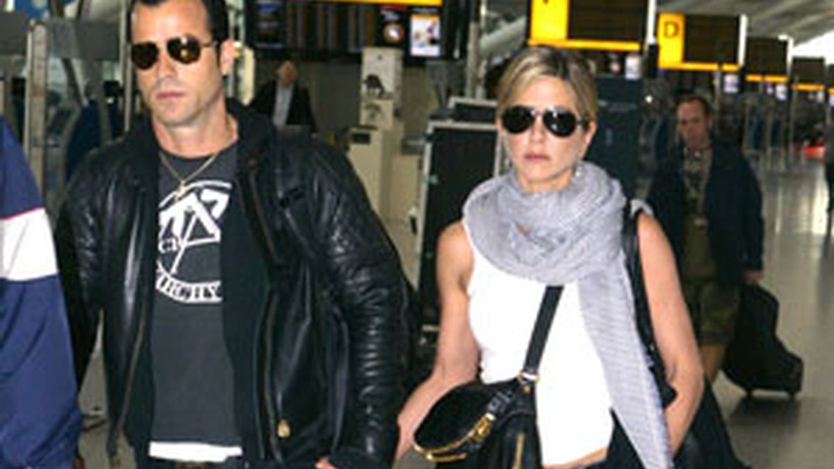 Jennifer Aniston y Justin Theroux, en el aeropuerto de Londres. Foto: Gtres