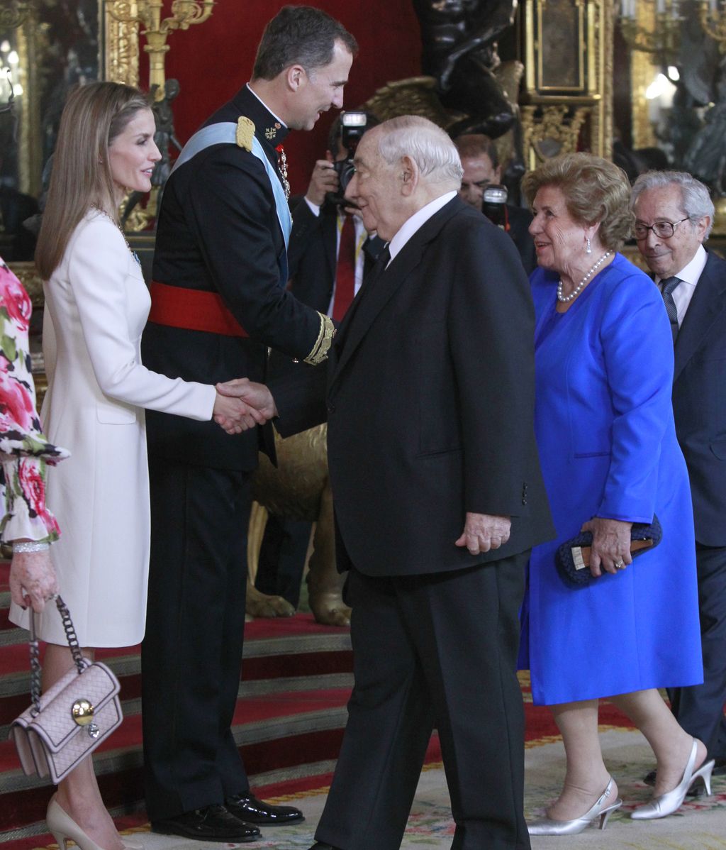 Personalidades de la política, los deportes y el arte saludan a los nuevos reyes