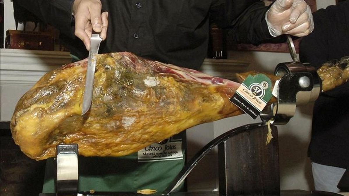 Un cortador de jamón se emplea en una pata de jamón ibérico en las instalaciones de la empresa Sanchez Romero Carvajal en Jabugo. EFE/Archivo Un cortador de jamón se emplea en una pata de jamón ibérico en las instalaciones de la empresa Sanchez Romero Carvajal en Jabugo. EFE/Archivo