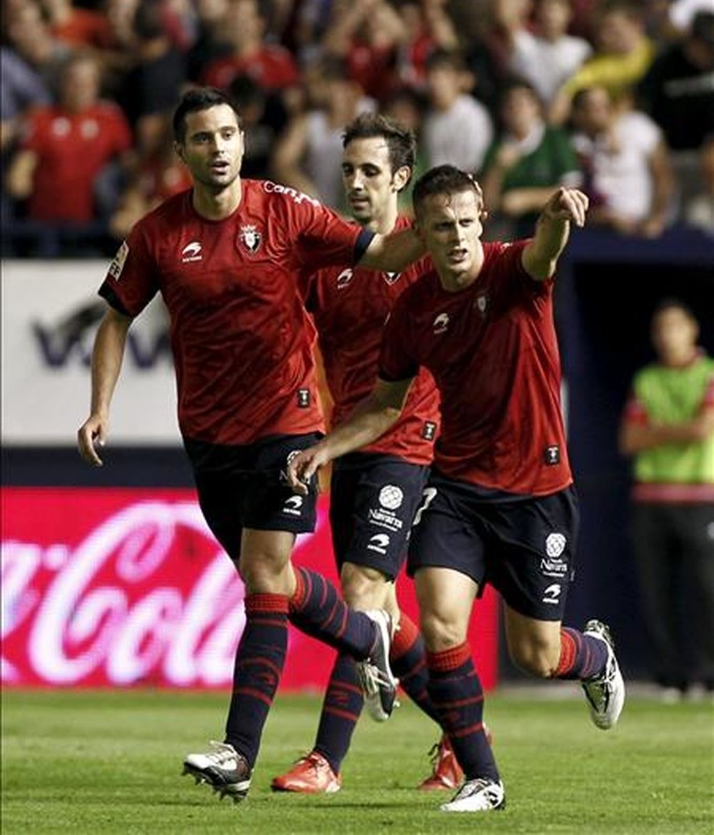 Los jugadores de Osasuna, (i-d), Flaño, Juanfran y Camuñas, celebran el segundo gol del equipo rojillo, durante el encuentro correspondiente a la cuarta jornada de primera división en el estadio Reyno de Navarra de Pamplona. EFE Los jugadores de Osasuna, (i-d), Flaño, Juanfran y Camuñas, celebran el segundo gol del equipo rojillo, durante el encuentro correspondiente a la cuarta jornada de primera división en el estadio Reyno de Navarra de Pamplona. EFE