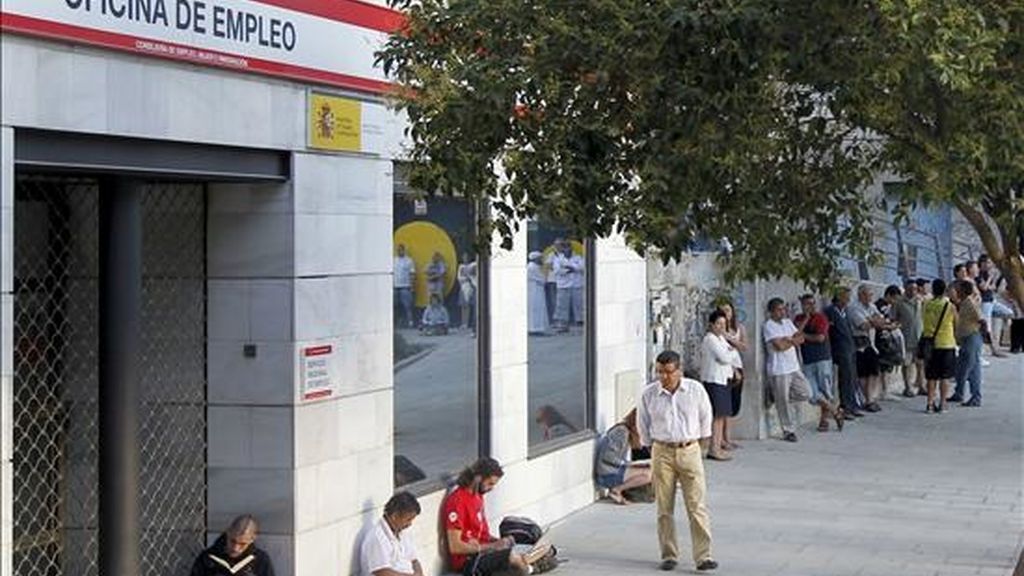 Numerosas personas hacen cola ante una oficina de empleo de Madrid. EFE/Archivo Numerosas personas hacen cola ante una oficina de empleo de Madrid. EFE/Archivo