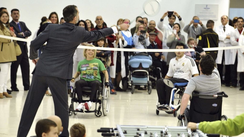 El rey con los pacientes del Hospital de Parapléjicos de Toledo