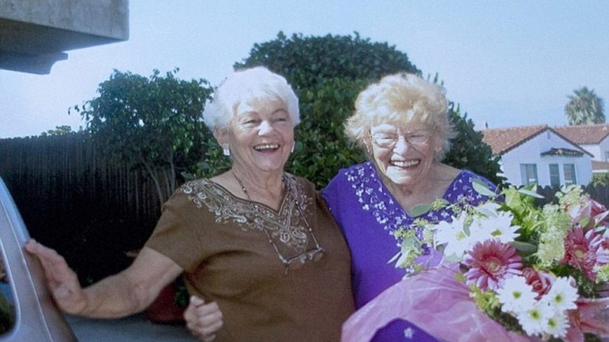 Las dos mujeres, Minka Disbrow, de 100 años y su hija de 77 (a la izqda), el día en que se conocieron.