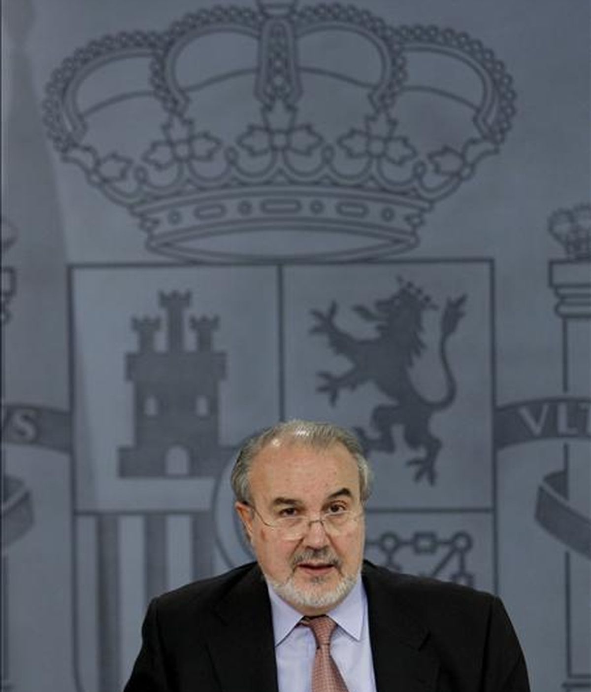 El vicepresidente segundo del Gobierno y ministro de Económia, Pedro Solbes durante una rueda de prensa posterior al Consejo de Ministros. EFE/Archivo