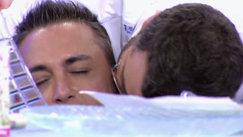 Colaborador y presentador acaban en el suelo