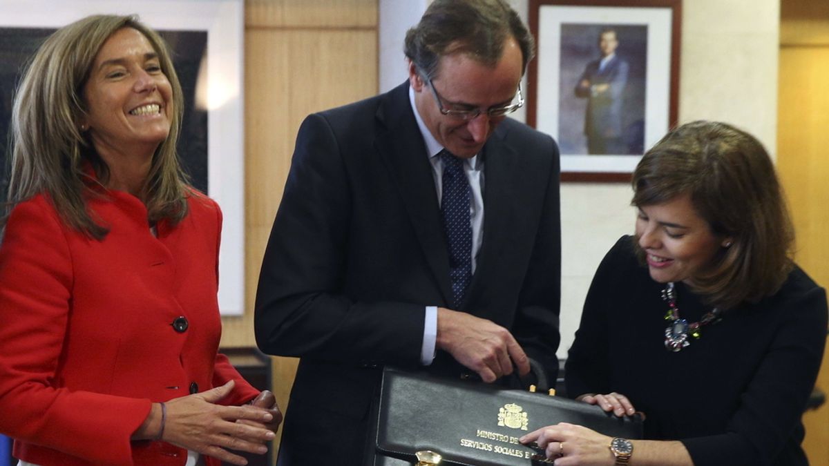 El nuevo ministro de Sanidad, Alfonso Alonso, tras recibir la cartera de manos de su antecesora, Ana Mato.