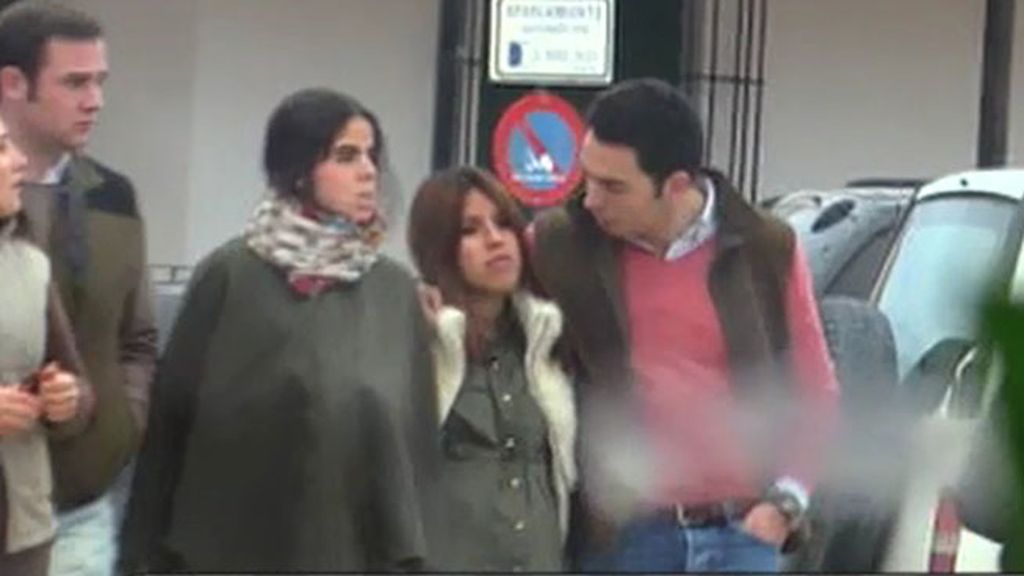 La pareja, sonriente  y cómplice junto a unos amigos