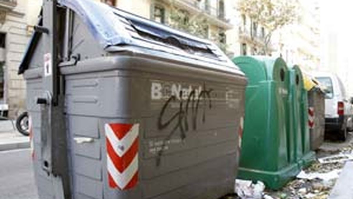 Contenedor de la calle Borrell de Barcelona donde fueron encontrados documentos confidenciales con los datos de 173 trasplantados en el hospital Clínic