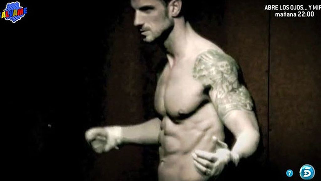 Así de sugerente posa el modelo para la portada de la revista Hunter