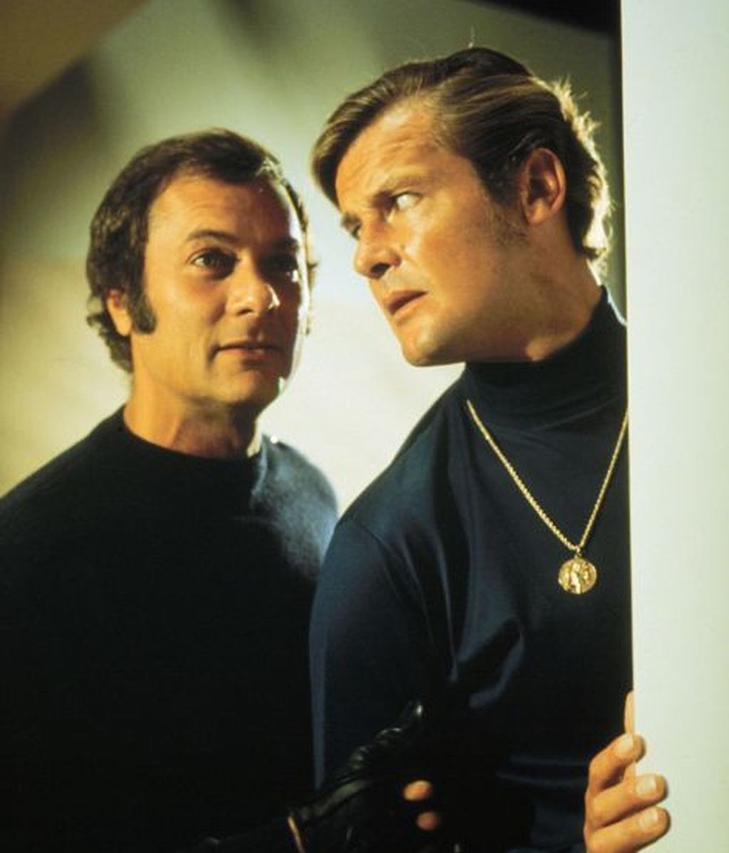 Tony Curtis con Roger Moore en una escena de la serie 'The Persuaders!'