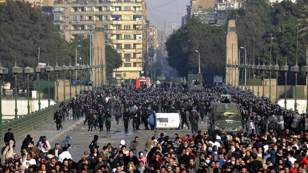 Policías egipcios hacen frente a los cientos de egipcios que se manifiestan por las calles de El Cairo, Egipto. EFE