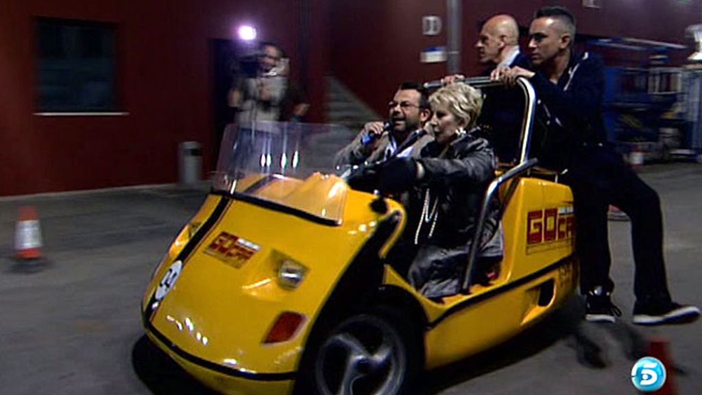 J.J. y los Kikos no tienen miedo y se montan en el mini-coche con la periodista