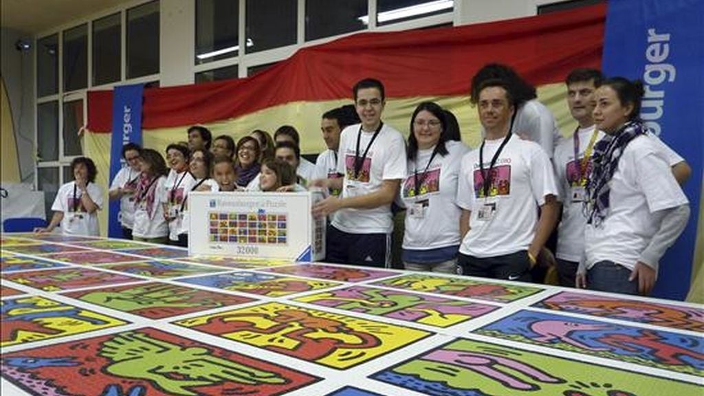 Aficionados a los puzzles han logrado concluir con éxito en Daimiel (Ciudad Real) el montaje del puzzle comercial más grande del mundo fabricado en serie, al ensamblar las 32.256 piezas que lo componen, hasta conformar un mural de 5,5 por 1,92 metros. EEFE Aficionados a los puzzles han logrado concluir con éxito en Daimiel (Ciudad Real) el montaje del puzzle comercial más grande del mundo fabricado en serie, al ensamblar las 32.256 piezas que lo componen, hasta conformar un mural de 5,5 por 1,92 metros. EEFE