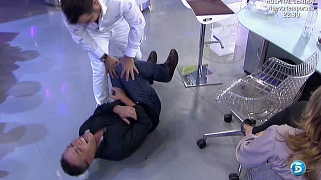 Colaborador y presentador acaban en el suelo