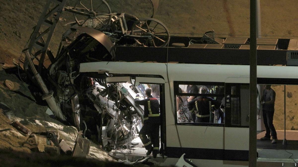 Un hombre de unos 35 años y una mujer joven han muerto hoy al chocar un tren de Metrosur con la topera en las cocheras de Loranca, en el límite de los términos madrileños de Fuenlabrada y Móstoles.