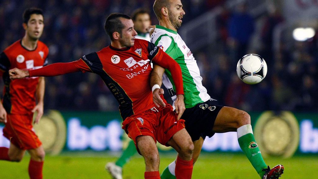 El delantero del Mirandés, Alain, trata de alcanzar un balón ante el centrocampista del Racing de Santander, Gonzalo Colsa El delantero del Mirandés, Alain, trata de alcanzar un balón ante el centrocampista del Racing de Santander, Gonzalo Colsa