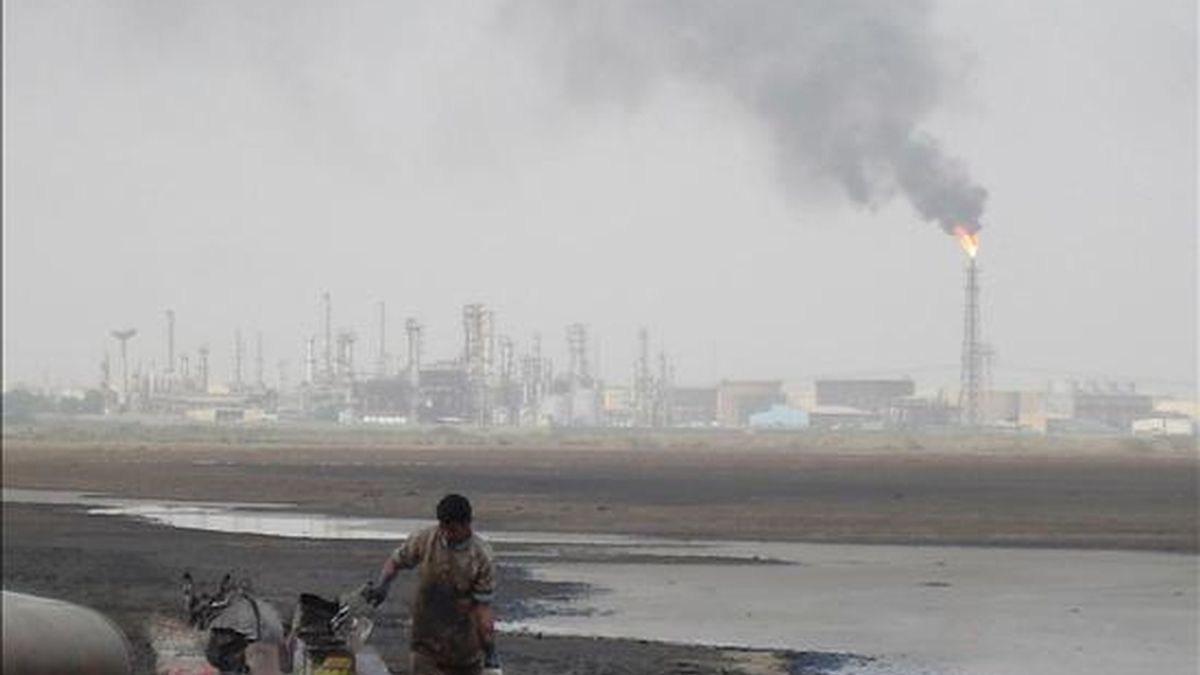 Un obrero trabaja en una refinería del pueblo de Umm Quasar en Basora, Irak. EFE/Archivo