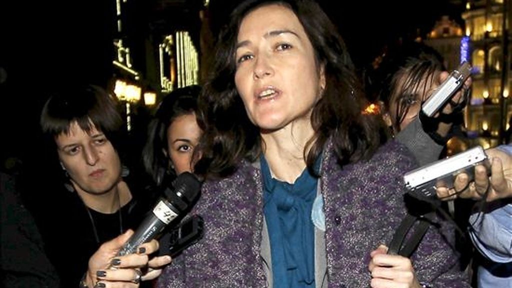 La ministra de Cultura, Ángeles González Sinde, atiende a los medios a su llegada al Congreso de los Diputados donde se ha rechazado la Ley de Economía Sostenible, que incluye la denominada ley Sinde o ley antidescargas. EFE La ministra de Cultura, Ángeles González Sinde, atiende a los medios a su llegada al Congreso de los Diputados donde se ha rechazado la Ley de Economía Sostenible, que incluye la denominada ley Sinde o ley antidescargas. EFE