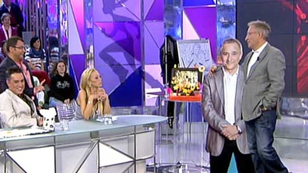 Javier Sardá visita el plató de 'Sálvame'