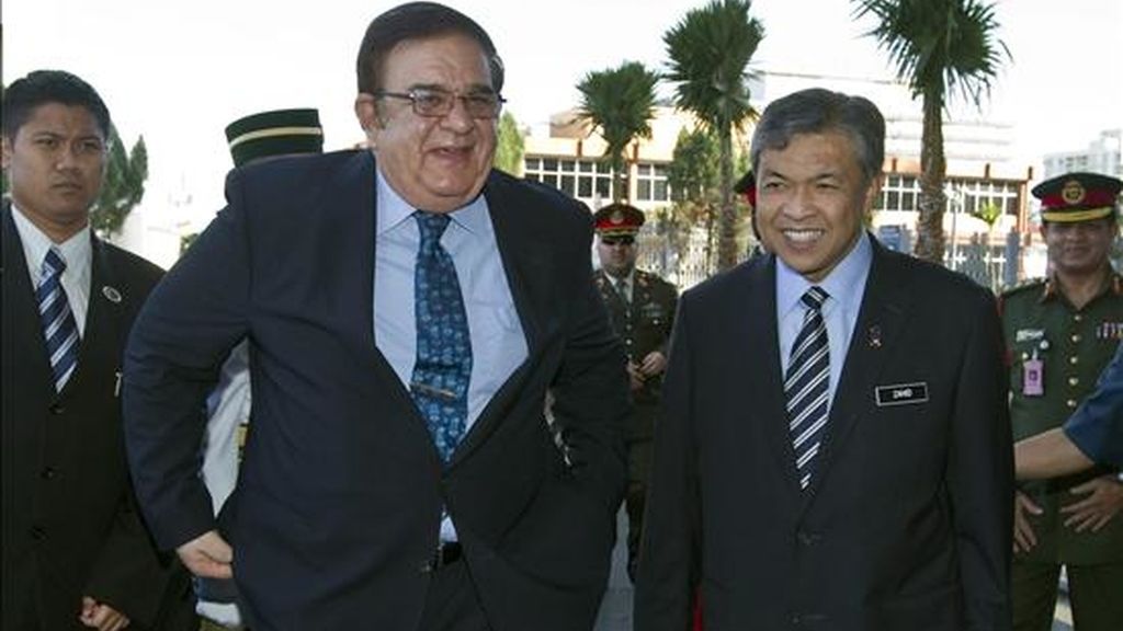 El ministro de Defensa malasio, Ahmad Zahid Hamidi (d), con su homólogo de Afganistán, Abdul Rahim Wardak, hoy en el ministerio de Defensa en Kuala Lumpur (Malasia). EFE El ministro de Defensa malasio, Ahmad Zahid Hamidi (d), con su homólogo de Afganistán, Abdul Rahim Wardak, hoy en el ministerio de Defensa en Kuala Lumpur (Malasia). EFE