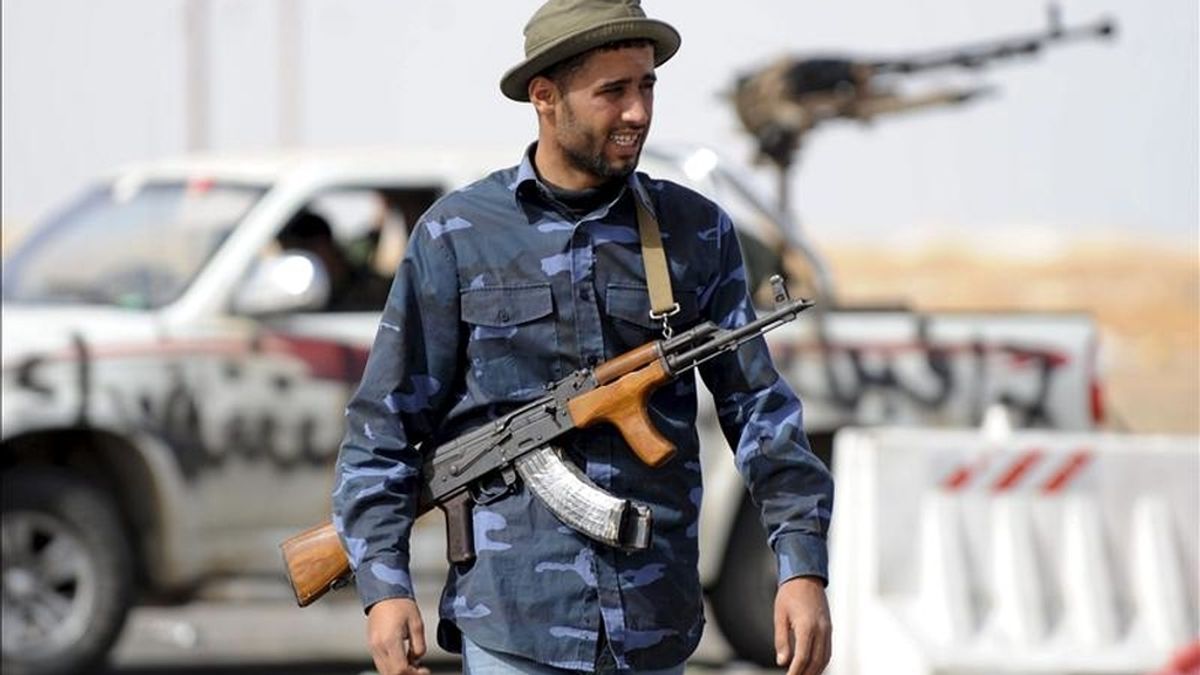 Un soldado rebelde libio vigila una calle mientras los rebeldes se preparan para defender la ciudad de Ajdabiya, Libia. EFE/Archivo