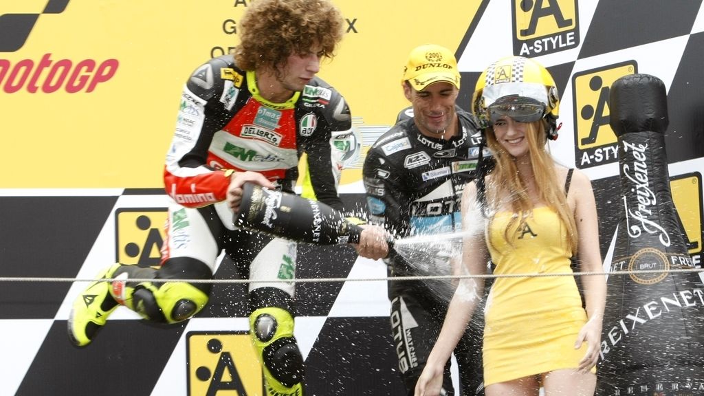 Simoncelli 'ducha' a una azafata (Año 2008)