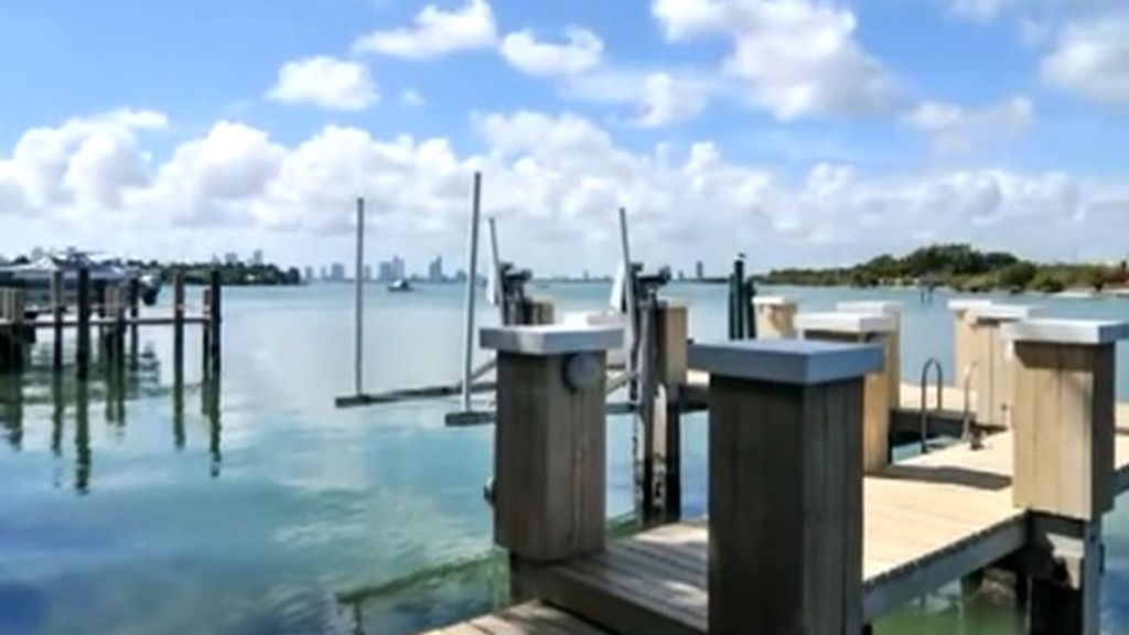 La casa tiene 800 metros cuadrados, embarcadero y piscina