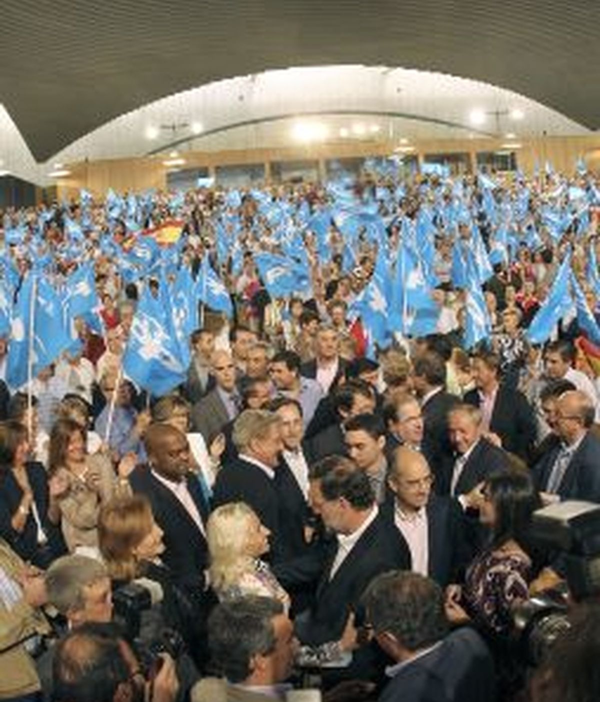 El candidato del PP a la Presidencia del Gobierno, Mariano Rajoy (c) saluda a la atleta Marta Domínguez. EFE