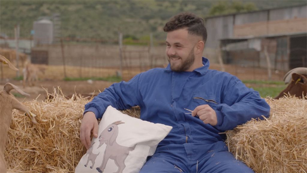 Apasionado de las cabras, quiere un amor para toda la vida