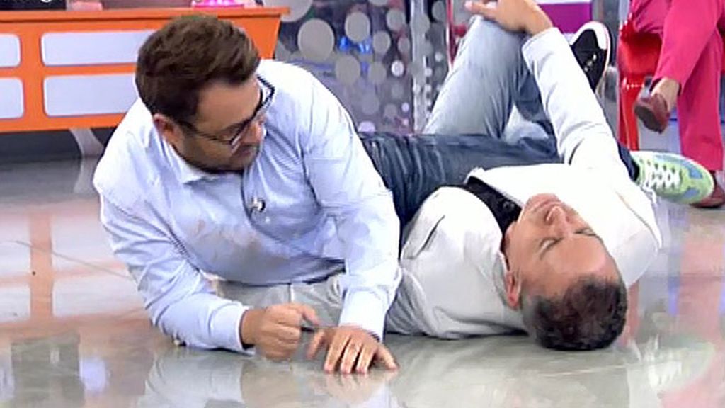 El colaborador y el presentador acaban en el suelo