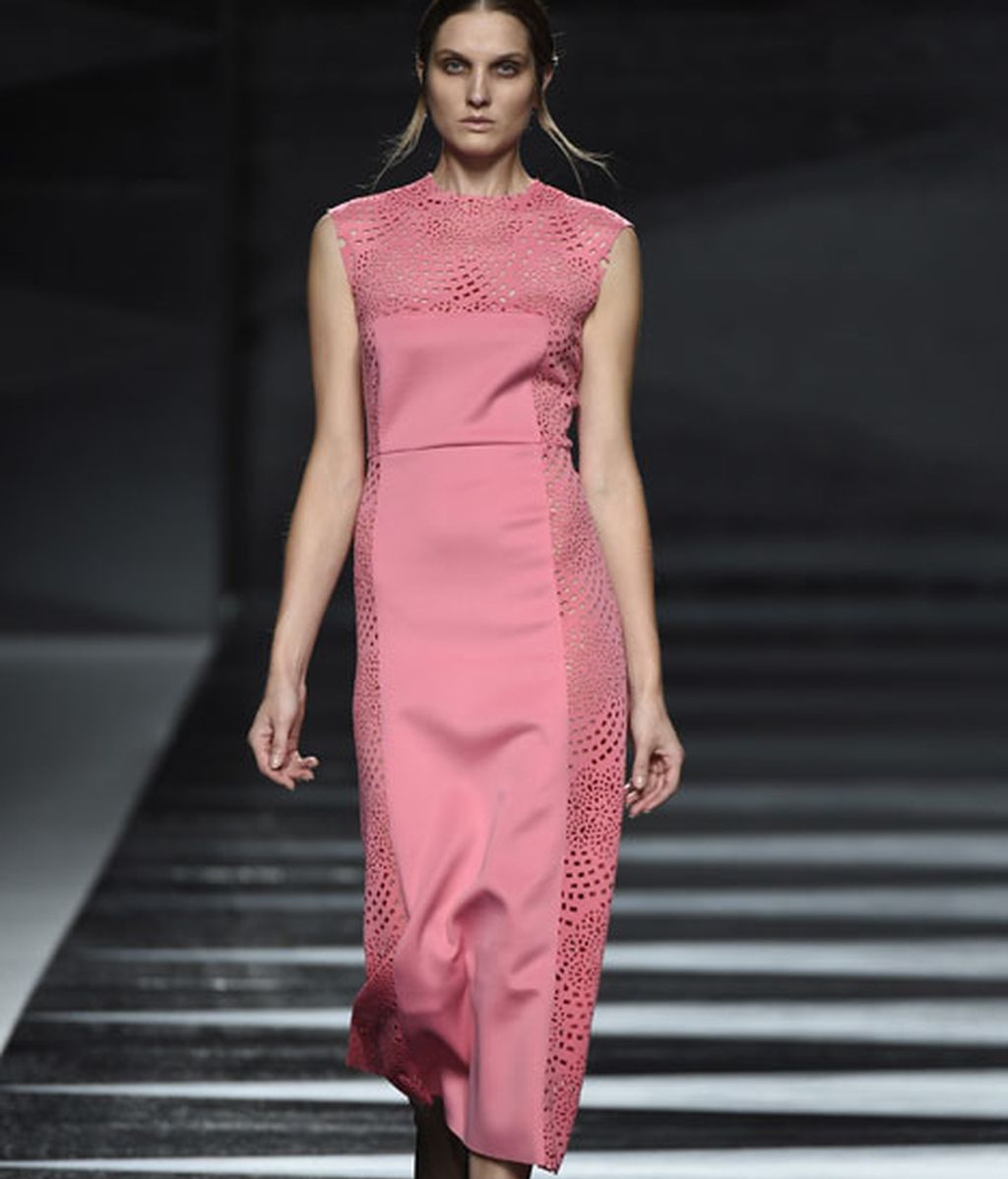 Elegantes y sorprendentes geometrías de color en el desfile de Juanjo Oliva