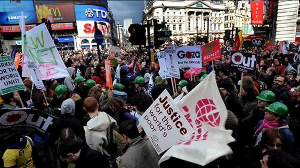 Miles de personas participan en una manifestación en la plaza londinense Piccadilly Circus, Reino Unido, pidiendo que se tomen acciones contra la pobreza, el cambio climático y la crisis económica en el marco de la cumbre del G20 que se llevará a cabo la próxima semana. EFE