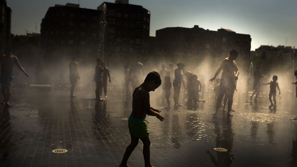 Niños jugando en las fuentes de Madrid Río
