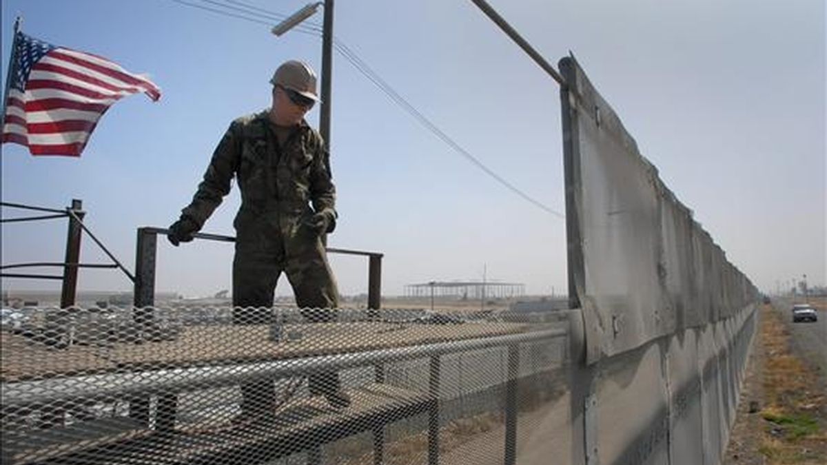 En total, 524 soldados serán desplegados en Arizona, 250 en Texas, 224 en California y 72 en México. En la imagen, un sargento de la Guardia Nacional de California, hace arreglos en la valla fronteriza secundaria que divide EE.UU. de México. EFE/Archivo