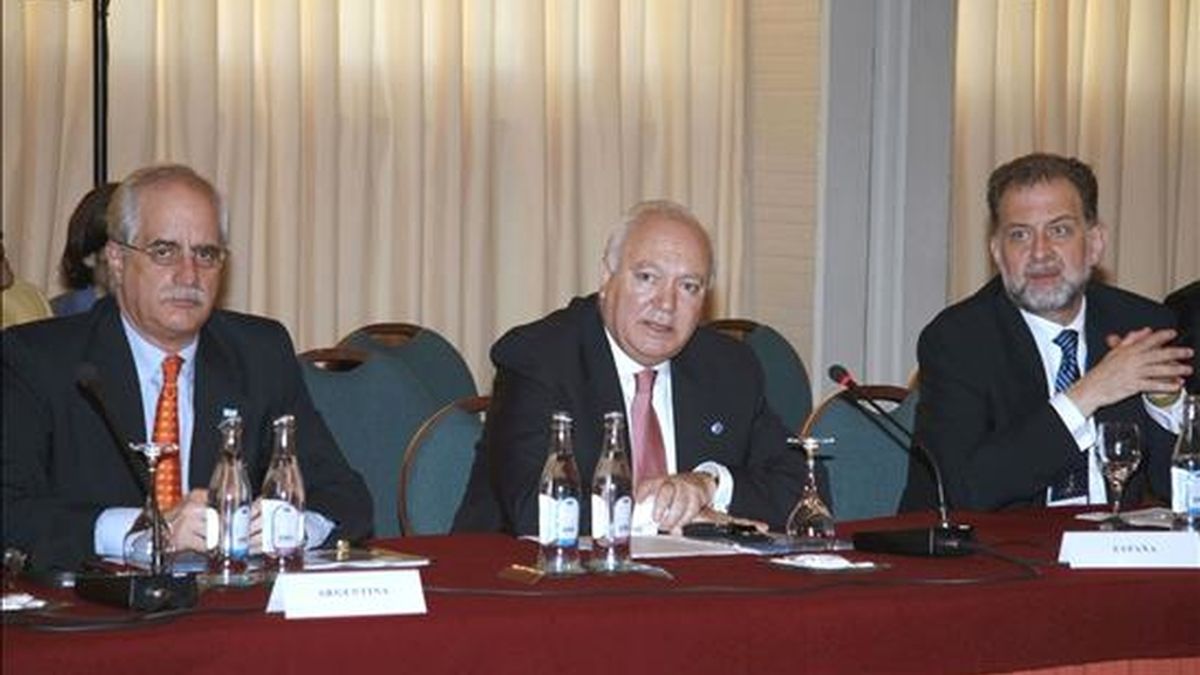 El ministro de Asuntos Exteriores, Miguel Ángel Moratinos (c), junto su homólogo argentino, Jorge Taiana (i), y al director general de Política Exterior, Alfonso Lucini Lucini, durante la reunión en Teguise (Lanzarote) del primer foro Atlántico Sur que reúne a países de Europa, América Latina y África. EFE