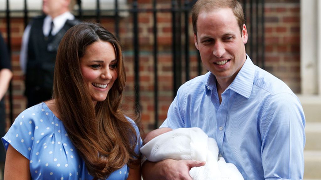 Los Duques de Cambridge, radiantes y de azul en la presentación de su hijo