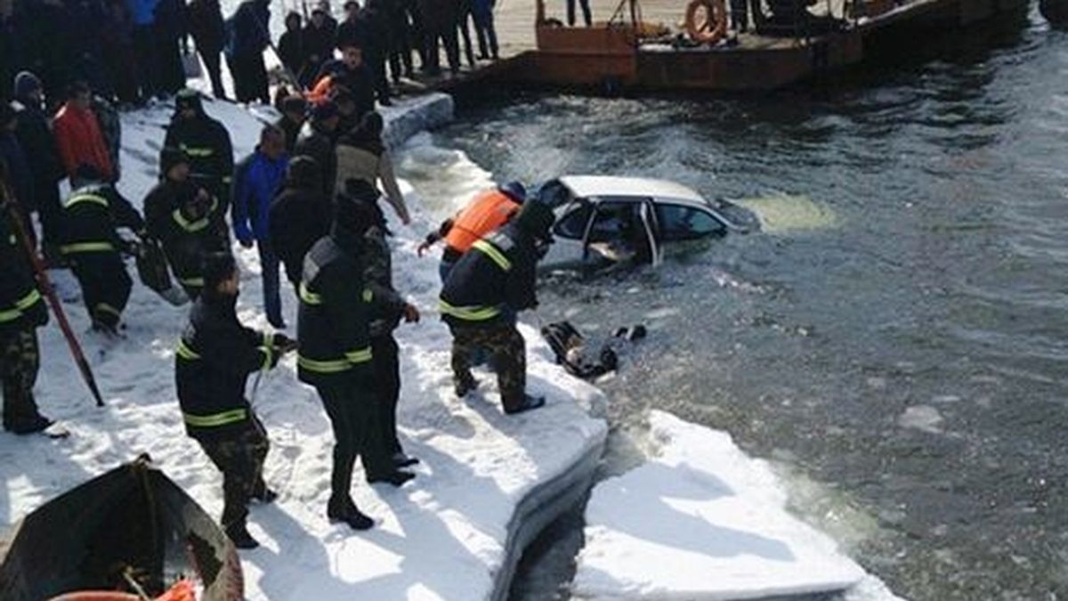 Mueren abrazados después de caer con en el coche a un río congelado