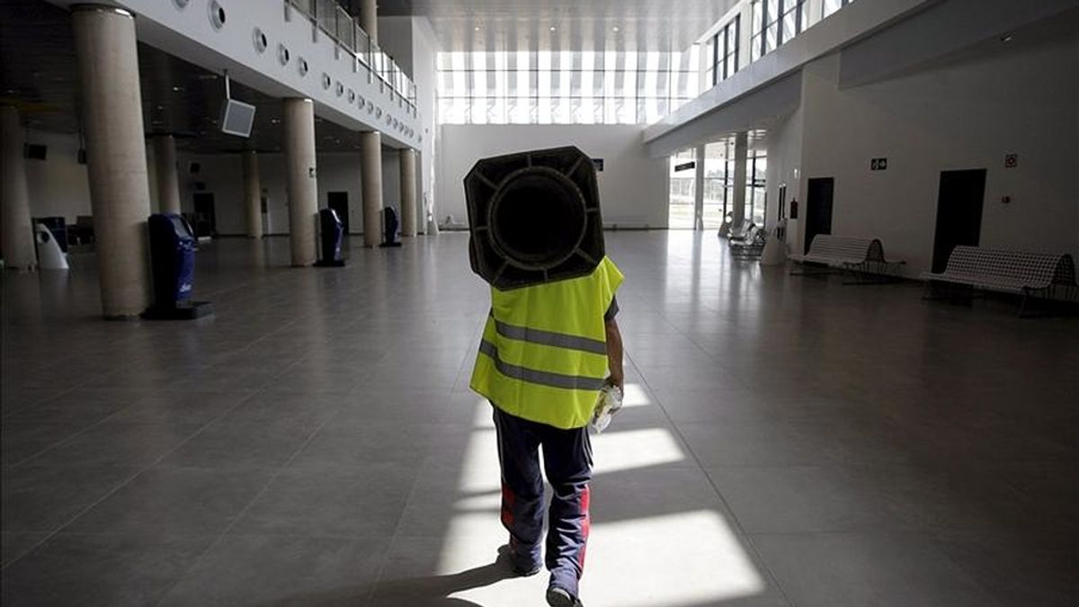 Un operario camina por las instalaciones del aeropuerto de Castellón. EFE/Archivo